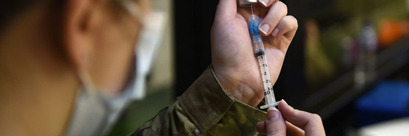 كيف يعمل اللقاح في الجسم ولماذا نحتاج جرعات متعددة - تطعيم وحماية مناعية